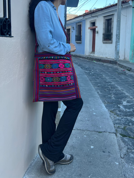 Borsa a tracolla Huipil riciclata (grande) – Una celebrazione sostenibile del patrimonio guatemalteco