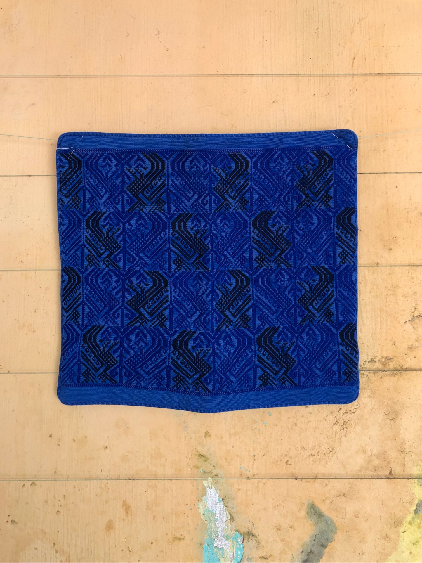 Fodera per cuscino blu scuro tessuta a mano – Ricamo geometrico Maya