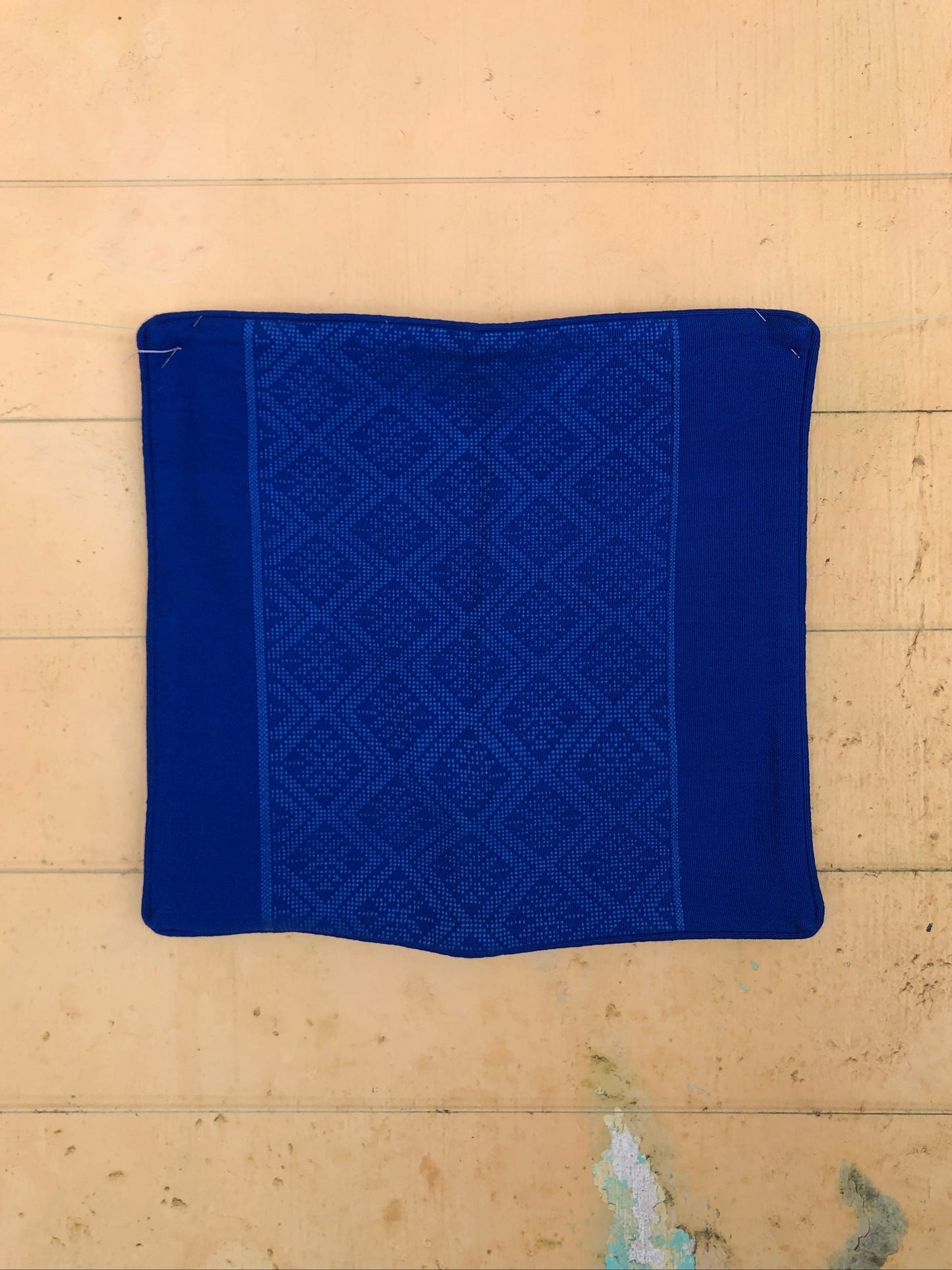 Fodera per cuscino blu scuro tessuta a mano – Ricamo geometrico Maya