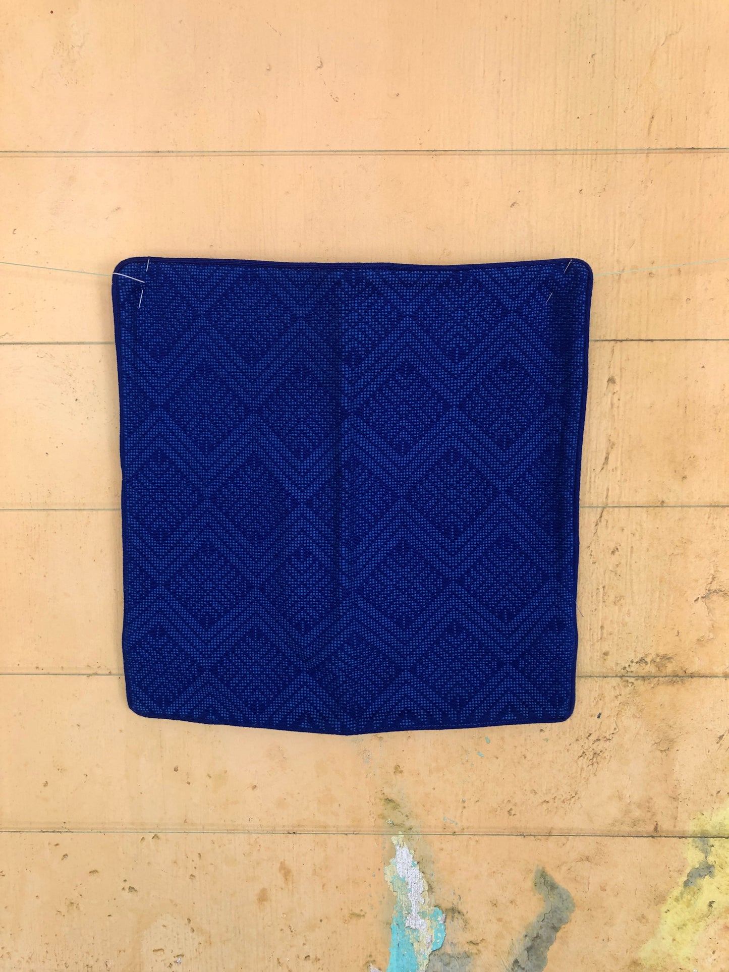 Fodera per cuscino blu scuro tessuta a mano – Ricamo geometrico Maya
