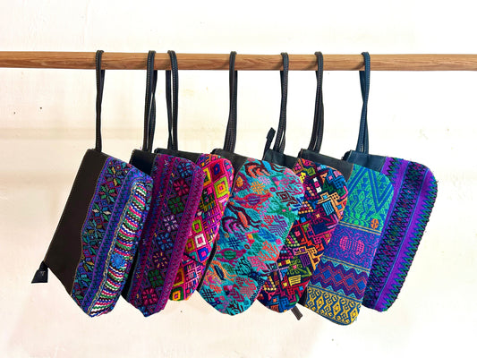 Pochette in pelle e huipil riciclati