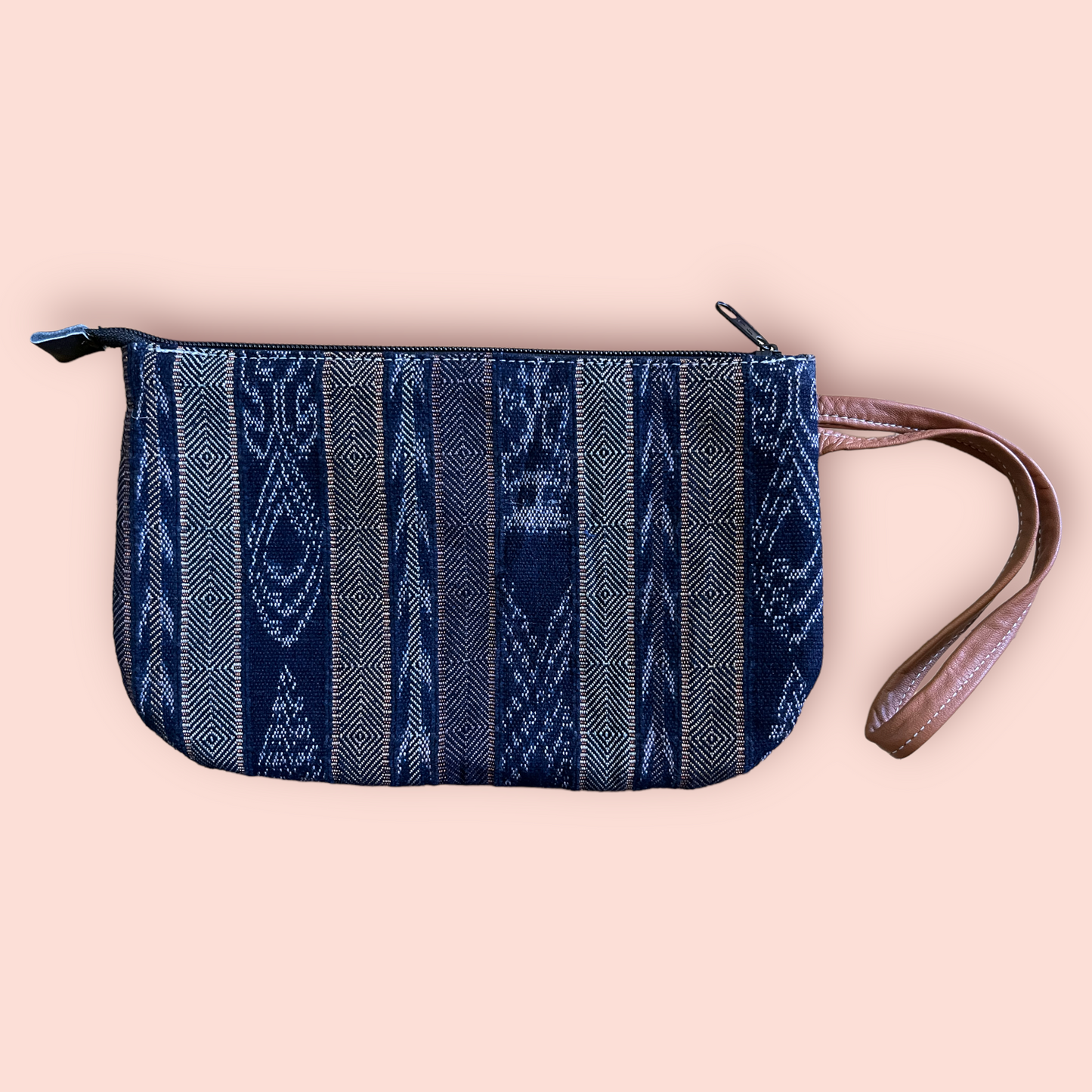 Borsa in pelle e tessuto a mano: una fusione di tradizione ed eleganza moderna