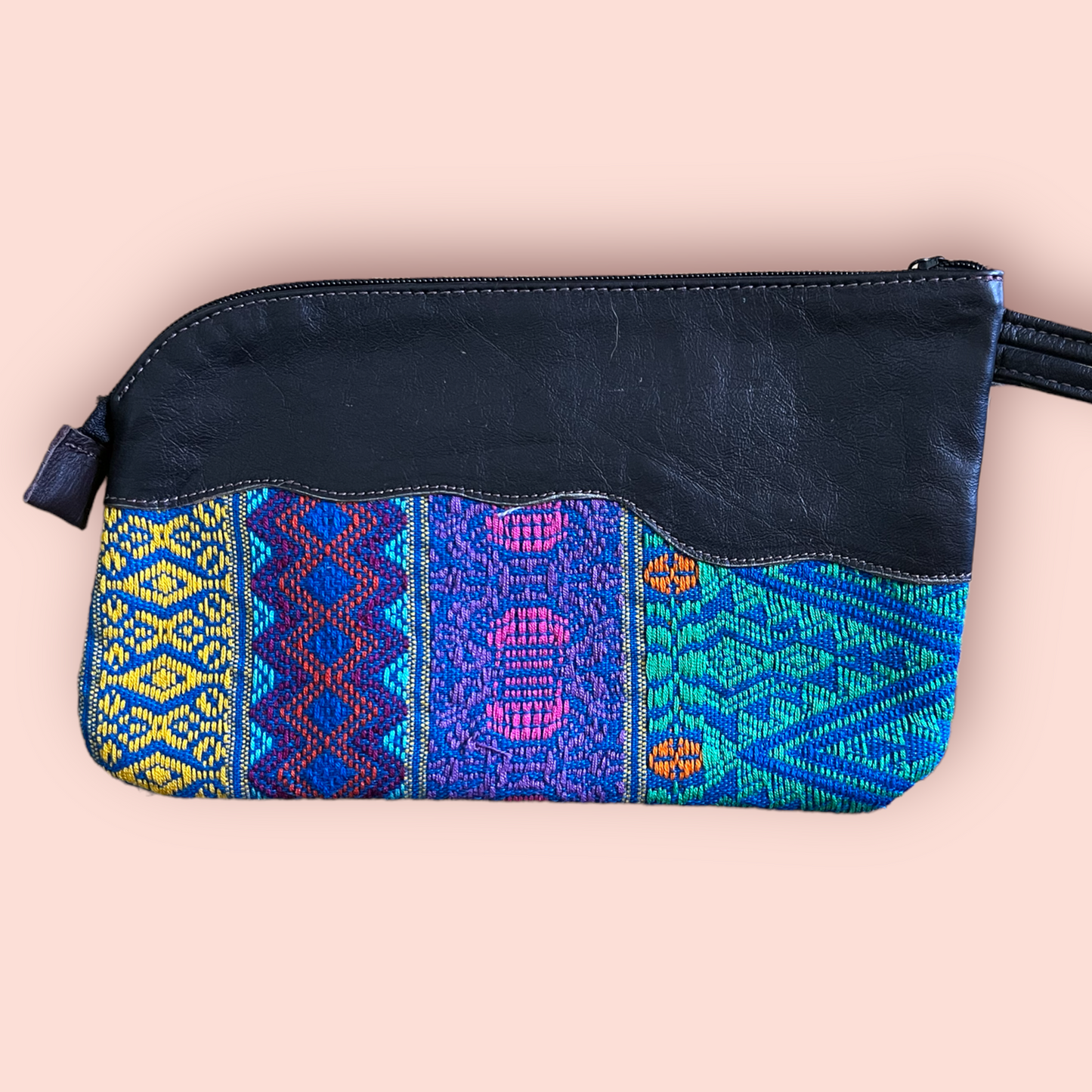 Pochette in pelle e huipil riciclati