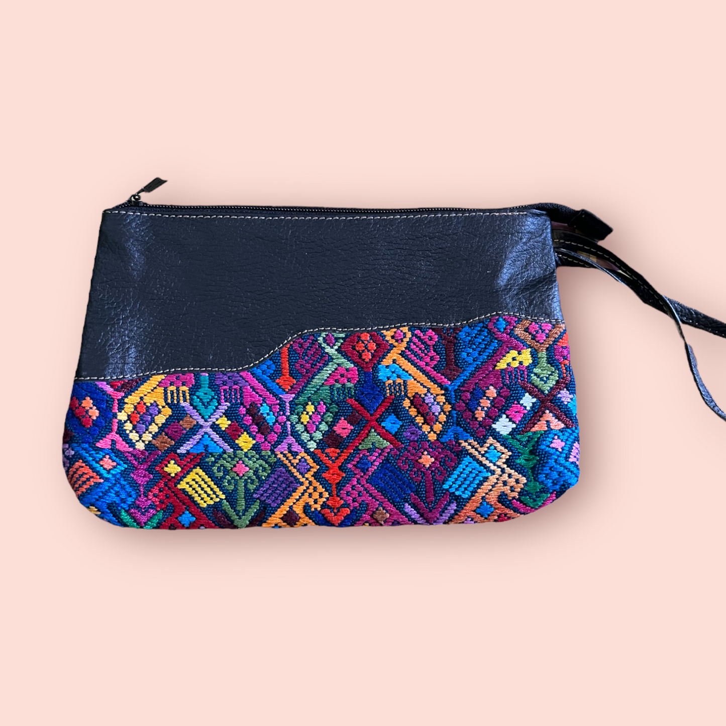 Pochette in pelle e huipil riciclati