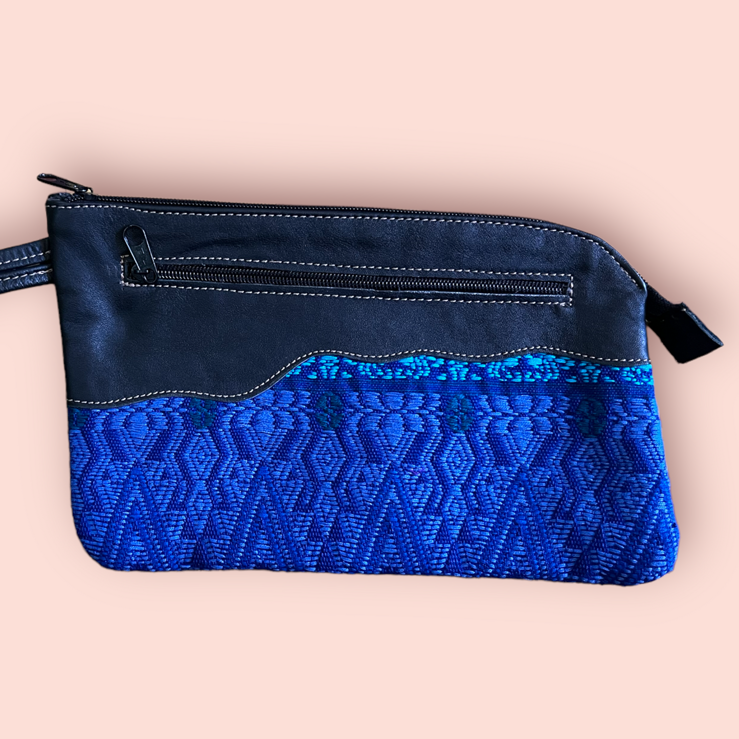 Pochette in pelle e huipil riciclati
