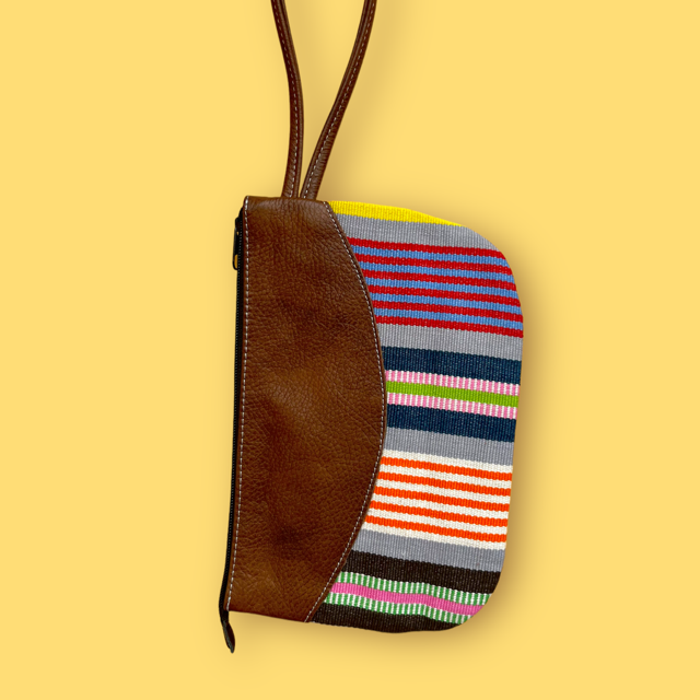 Pochette in pelle a righe intrecciata a mano – Eleganza artigianale