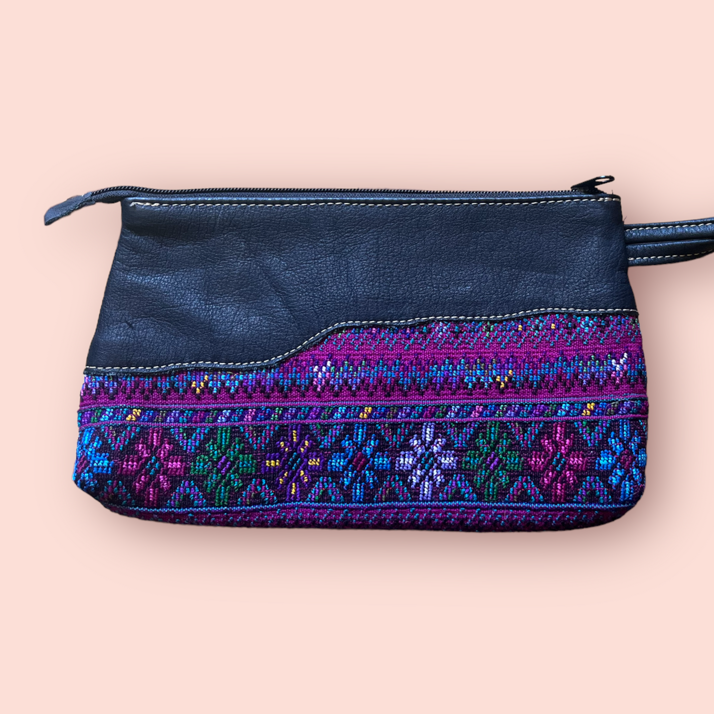 Pochette in pelle e huipil riciclati