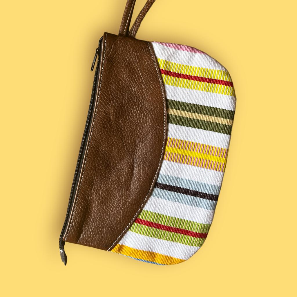 Pochette in pelle a righe intrecciata a mano – Eleganza artigianale