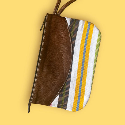 Pochette in pelle a righe intrecciata a mano – Eleganza artigianale