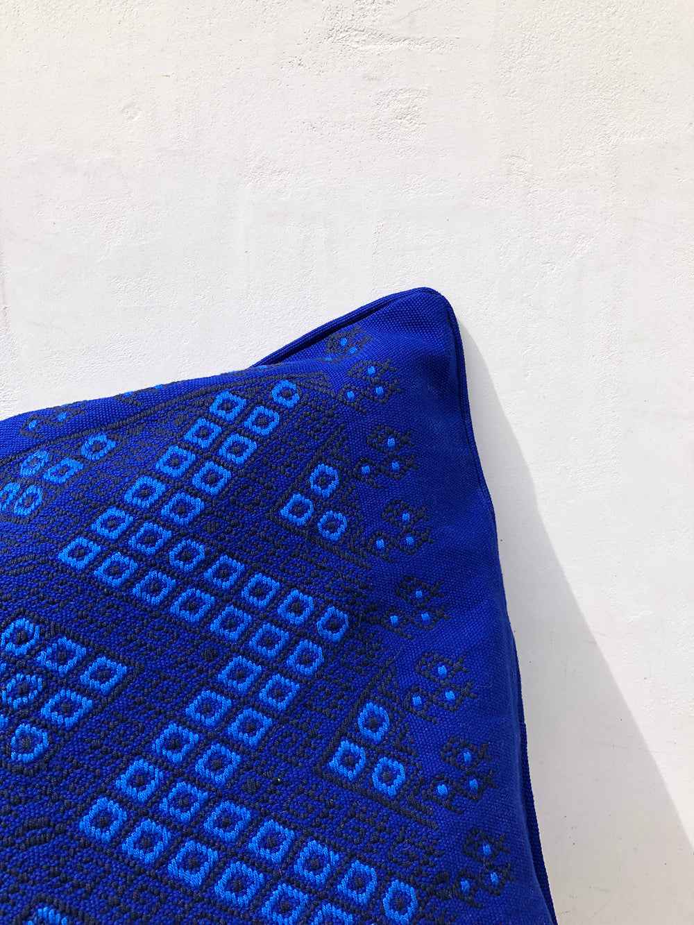 Fodera per cuscino blu scuro tessuta a mano – Ricamo geometrico Maya