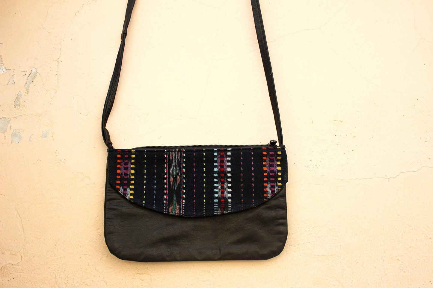 Borsa a tracolla in pelle e huipil intrecciata a mano: una fusione di tradizione ed eleganza moderna